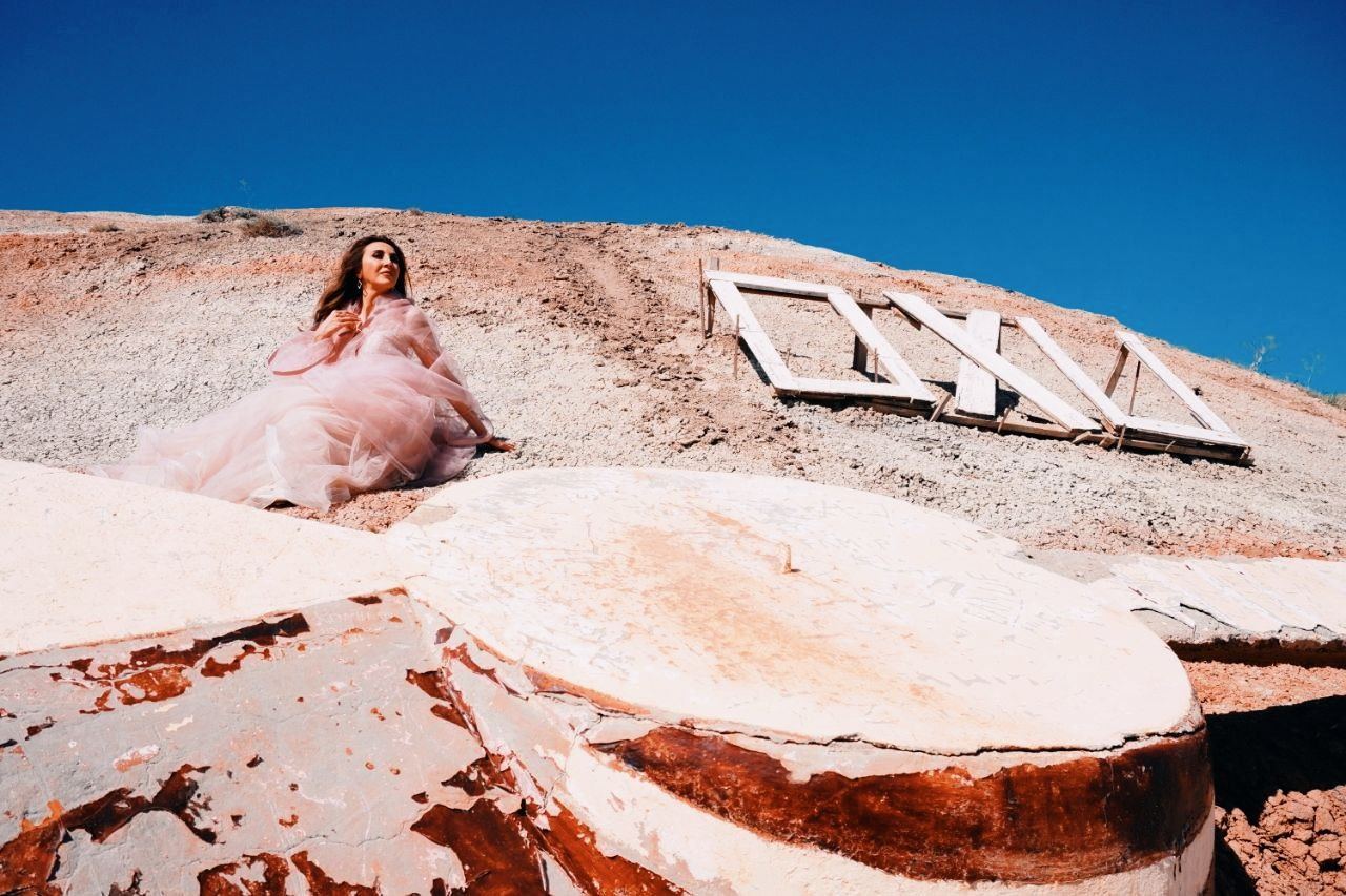 50-летний ветер Уснии Мурватовой на золотисто-красных горах Хызы (ФОТО/ВИДЕО)