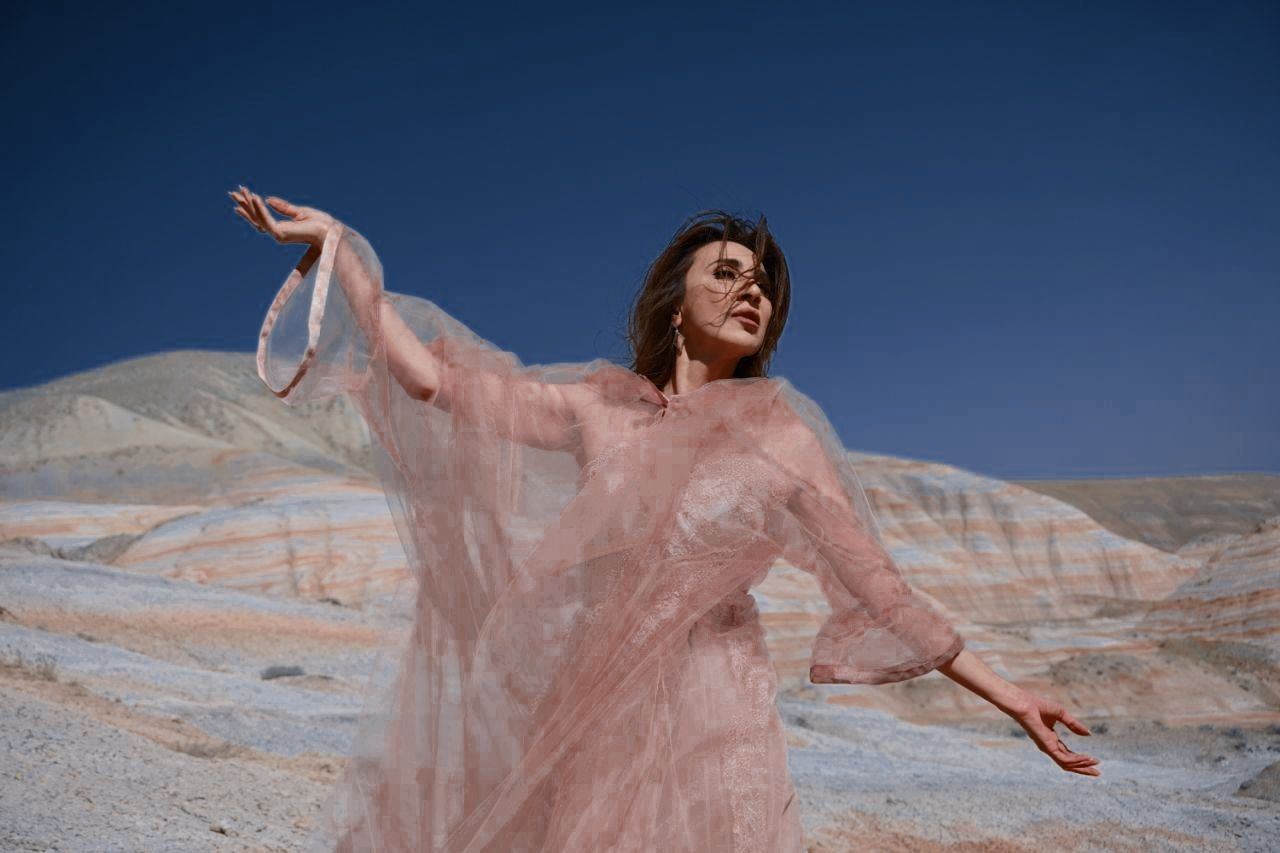 50-летний ветер Уснии Мурватовой на золотисто-красных горах Хызы (ФОТО/ВИДЕО)