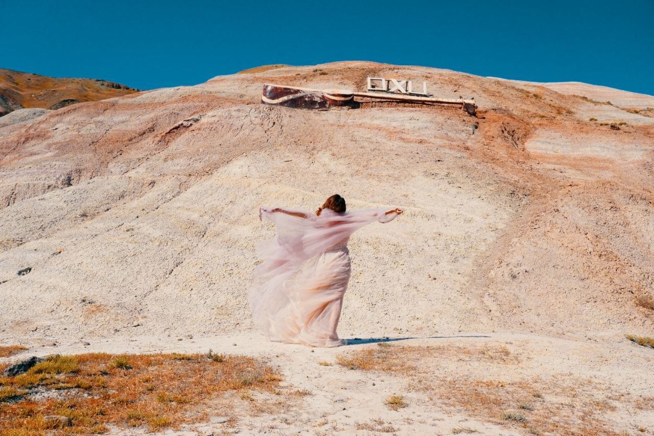 50-летний ветер Уснии Мурватовой на золотисто-красных горах Хызы (ФОТО/ВИДЕО)