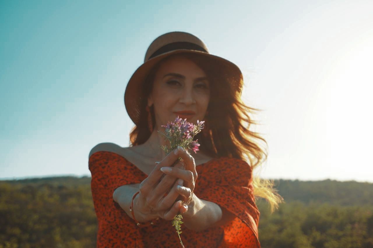 50-летний ветер Уснии Мурватовой на золотисто-красных горах Хызы (ФОТО/ВИДЕО)