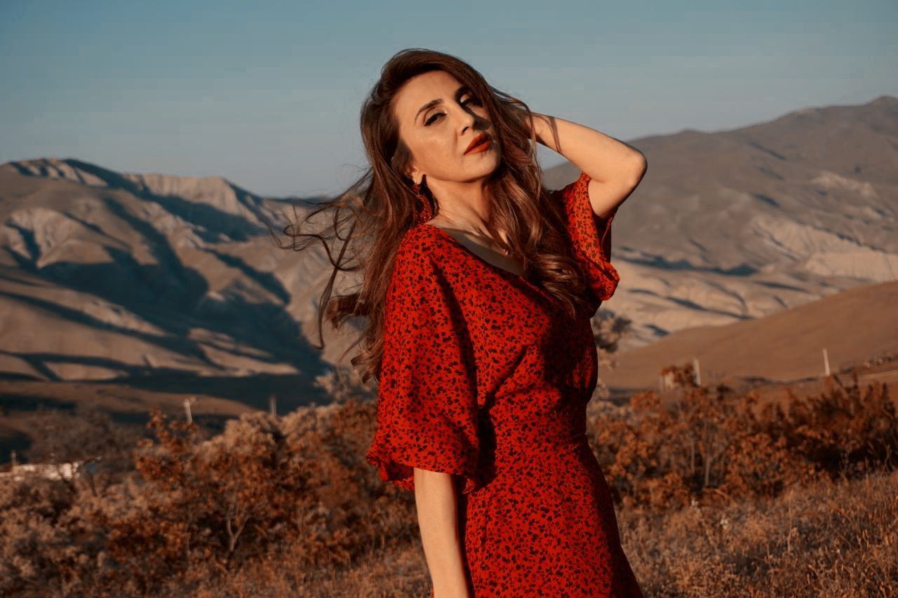 50-летний ветер Уснии Мурватовой на золотисто-красных горах Хызы (ФОТО/ВИДЕО)