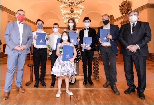 19-летней азербайджанской скрипачке вручен чешский "Оскар" (ФОТО)