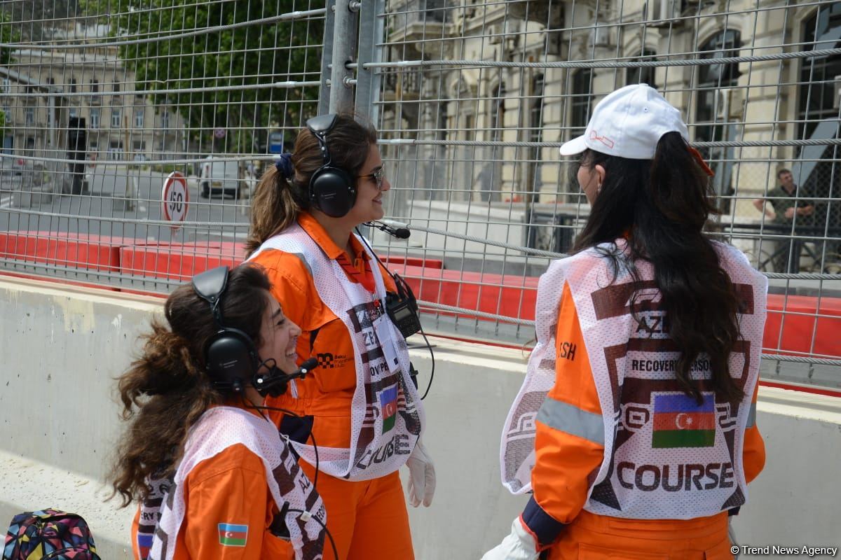 В Баку стартовали свободные заезды Гран-при Азербайджана Формулы-1 (ФОТО)