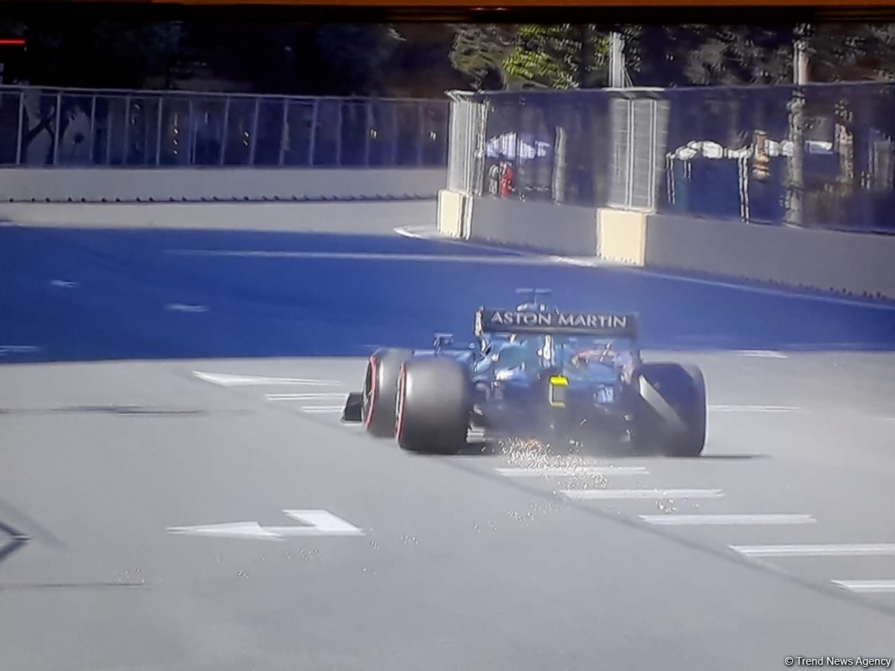 Первая авария в квалификации на Гран-при Азербайджана "Формулы 1" (ФОТО)
