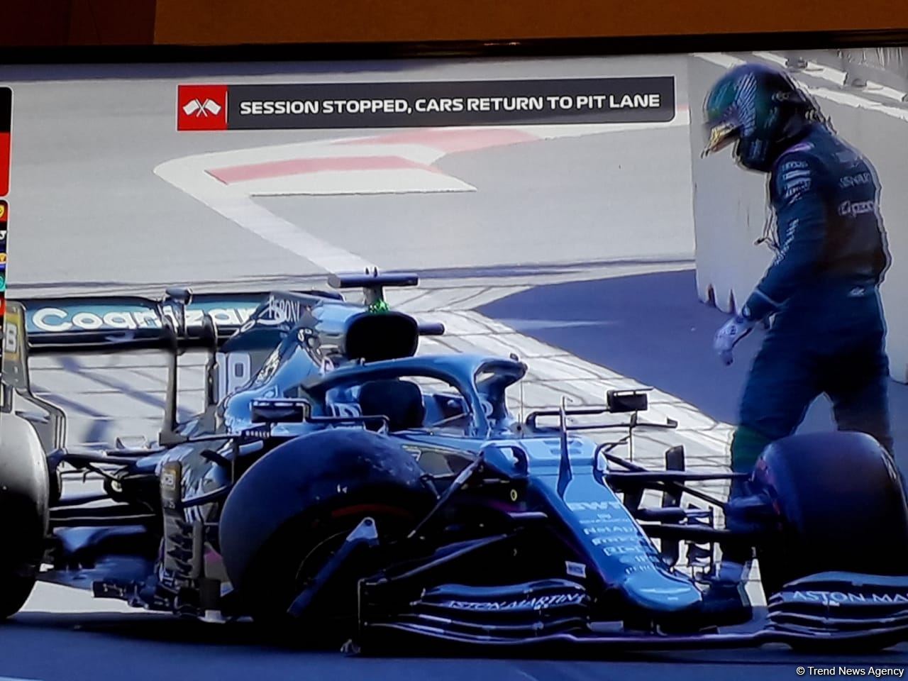 Первая авария в квалификации на Гран-при Азербайджана "Формулы 1" (ФОТО)