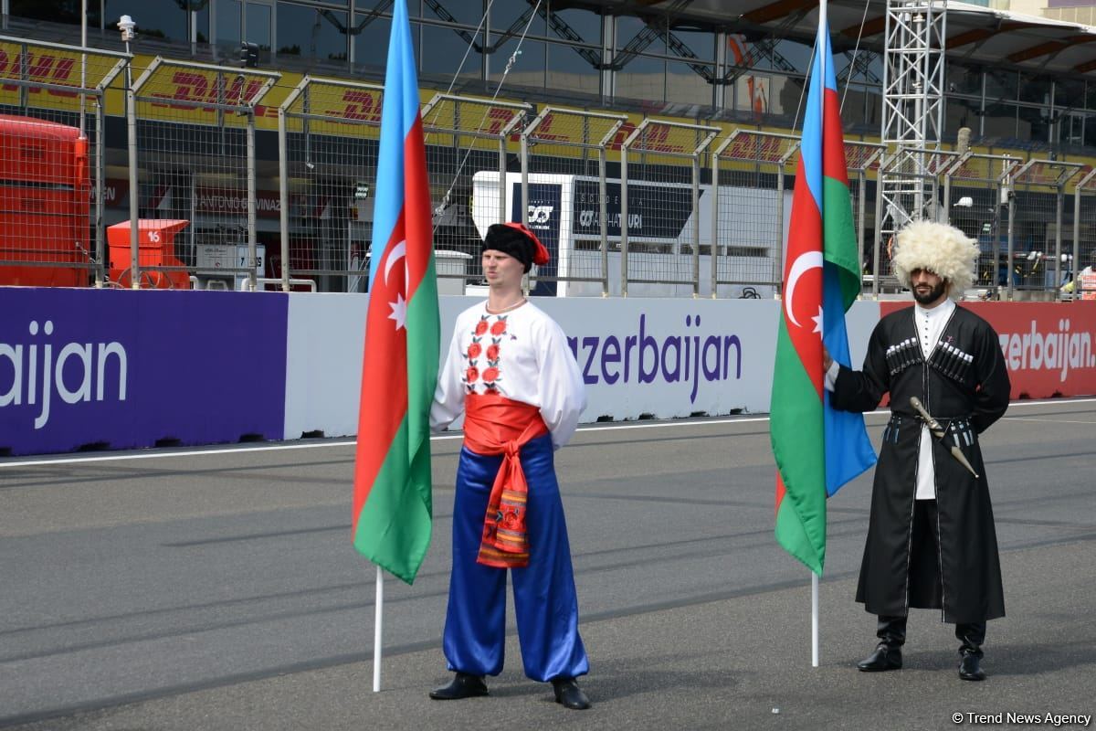 На Гран-при Азербайджана Формулы-1 прошла церемония исполнения государственного гимна (ФОТО/ВИДЕО)