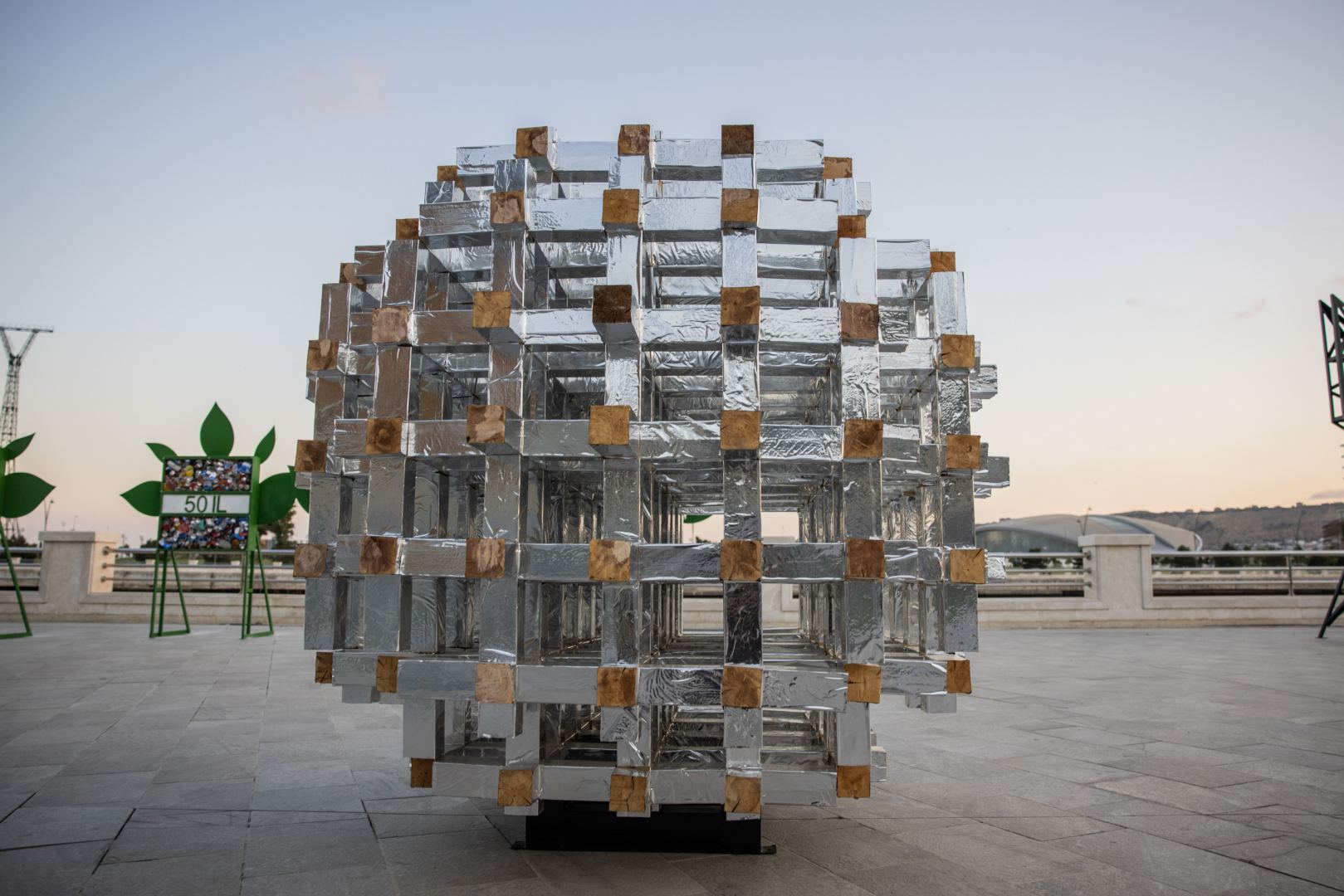 На Бакинском приморском бульваре открылась выставка Reduce, Reuse, Recycle, Respect издательского дома NARGIS (ФОТО/ВИДЕО)