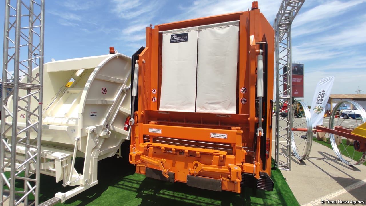 В Азербайджане впервые начато производство двух видов мусоровозов (ФОТО)