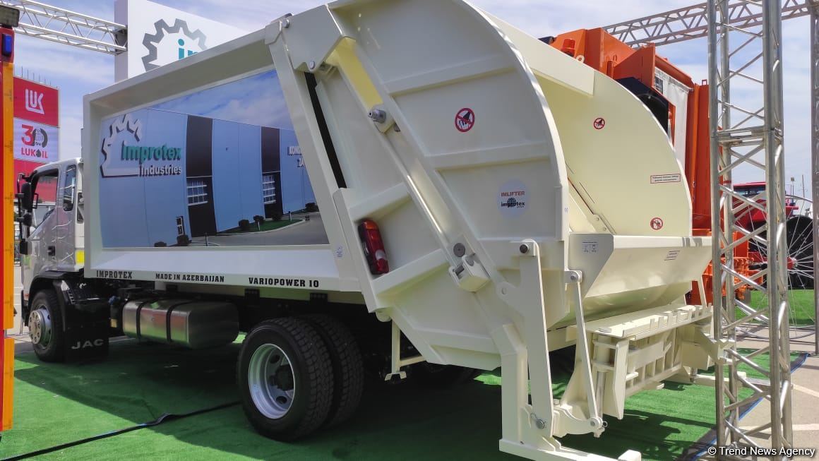 В Азербайджане впервые начато производство двух видов мусоровозов (ФОТО)