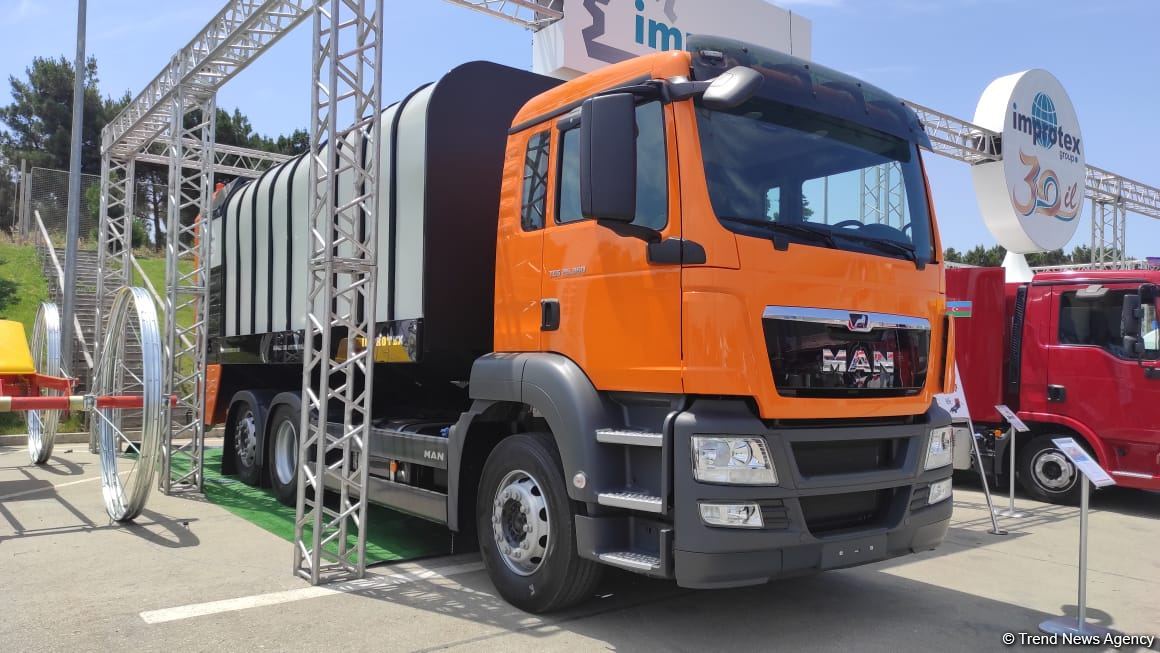 В Азербайджане впервые начато производство двух видов мусоровозов (ФОТО)