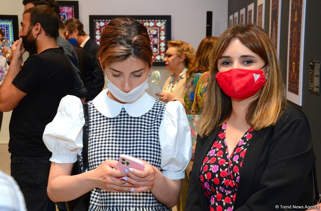 В Баку представлена оригинальная экспозиция устойчивой моды - будущее текстиля (ФОТО)