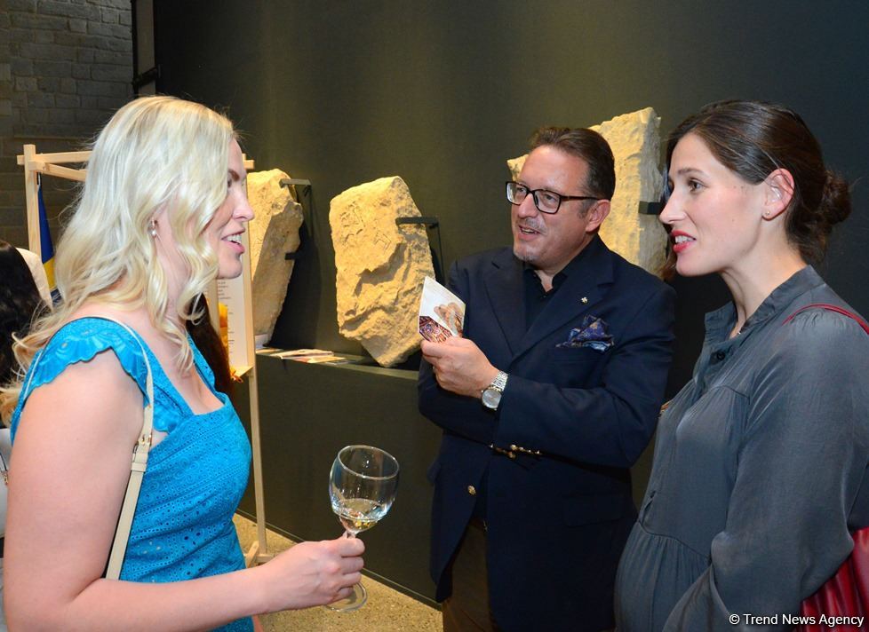 В Баку представлена оригинальная экспозиция устойчивой моды - будущее текстиля (ФОТО)