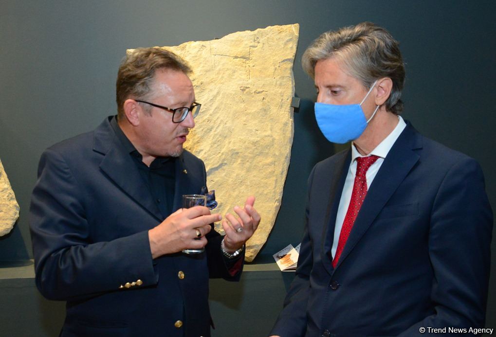 В Баку представлена оригинальная экспозиция устойчивой моды - будущее текстиля (ФОТО)