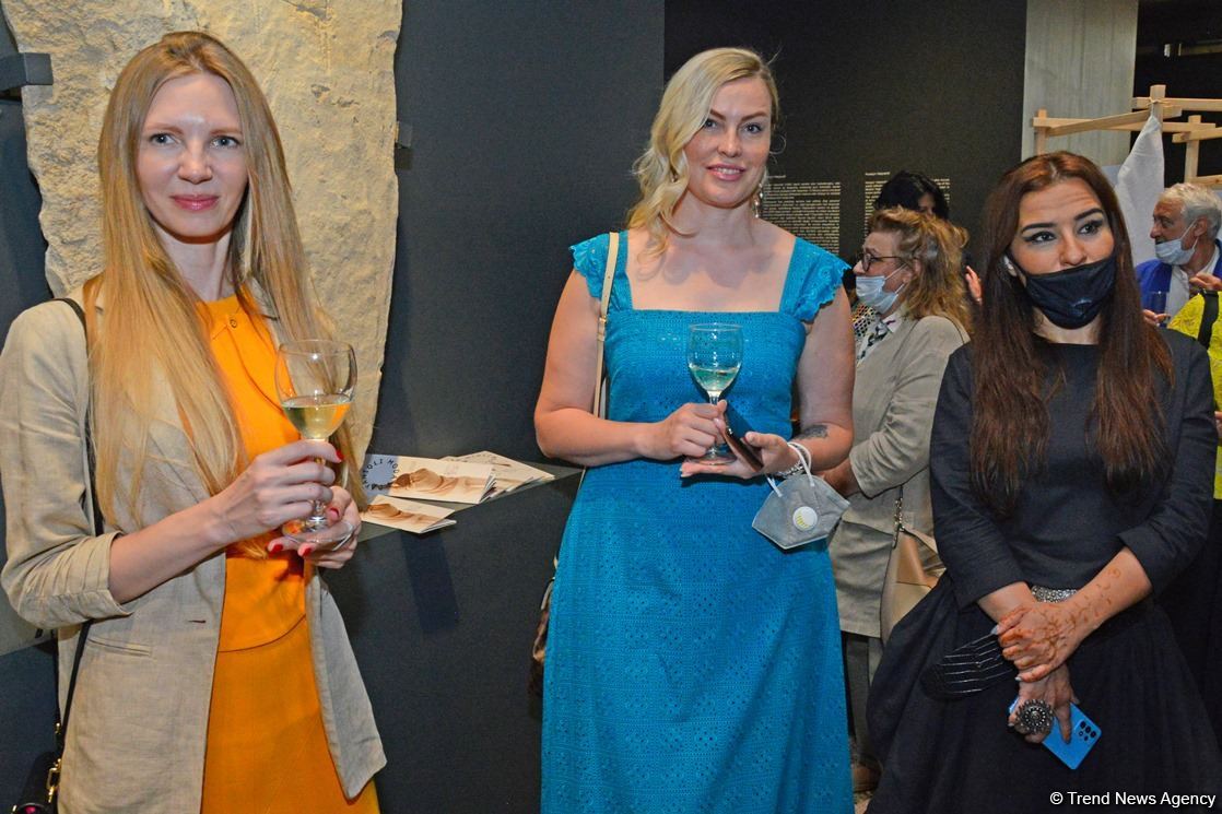 В Баку представлена оригинальная экспозиция устойчивой моды - будущее текстиля (ФОТО)