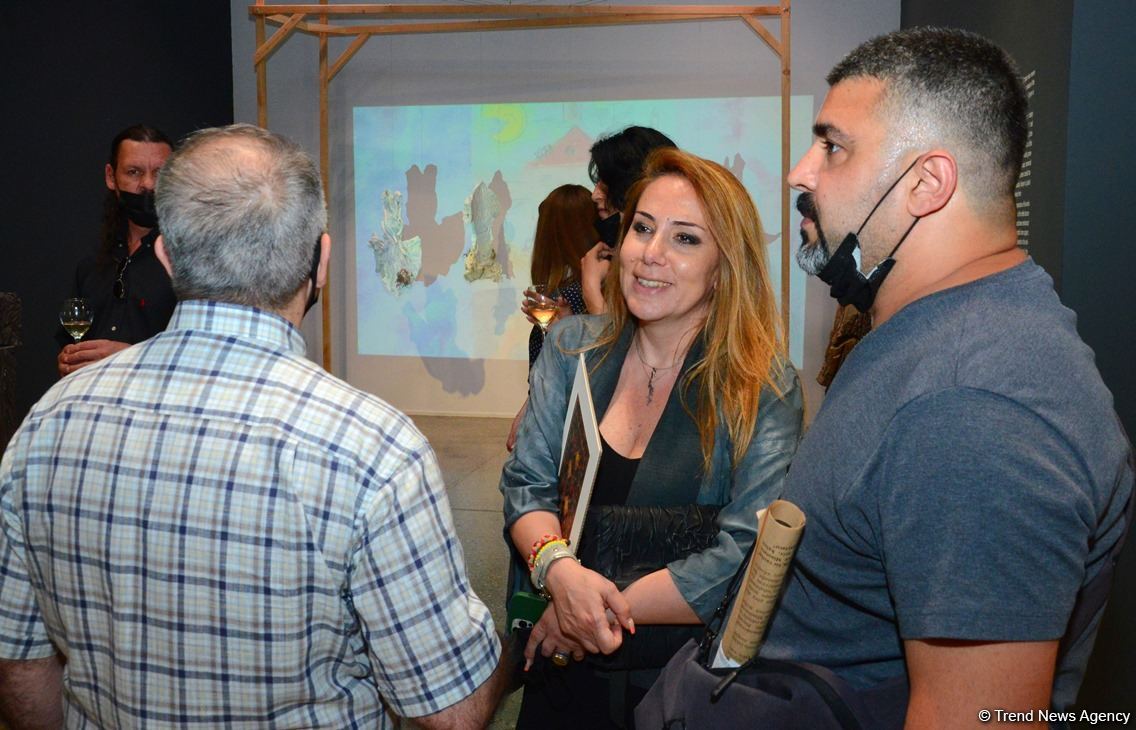 В Баку представлена оригинальная экспозиция устойчивой моды - будущее текстиля (ФОТО)