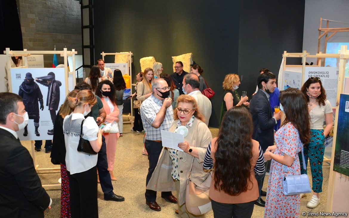 В Баку представлена оригинальная экспозиция устойчивой моды - будущее текстиля (ФОТО)