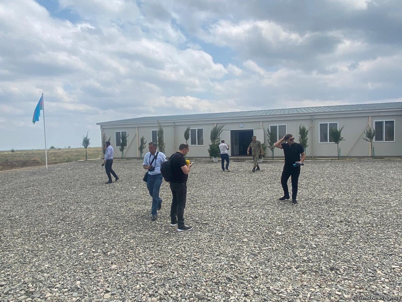 Организован медиа-тур в воинские части модульного типа на освобожденных территориях Азербайджана (ФОТО)