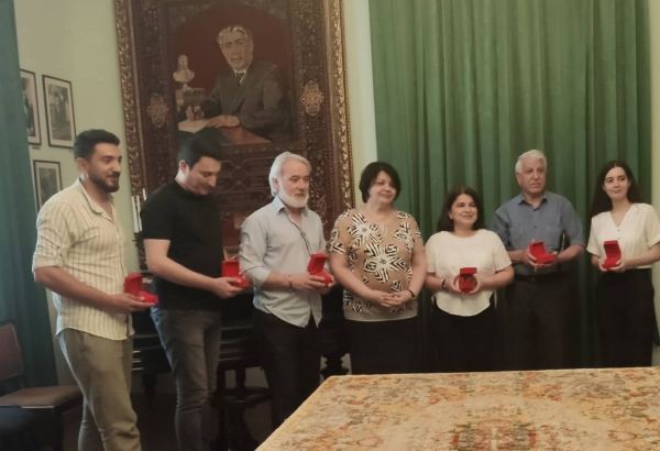 В Баку прошла церемония награждения медалью имени Вагифа Самедоглу (ФОТО)