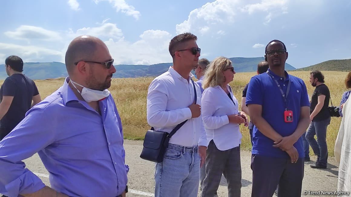 Началась поездка представителей дипломатического корпуса в Агдам (ФОТО)