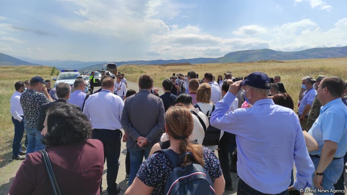 Началась поездка представителей дипломатического корпуса в Агдам (ФОТО)