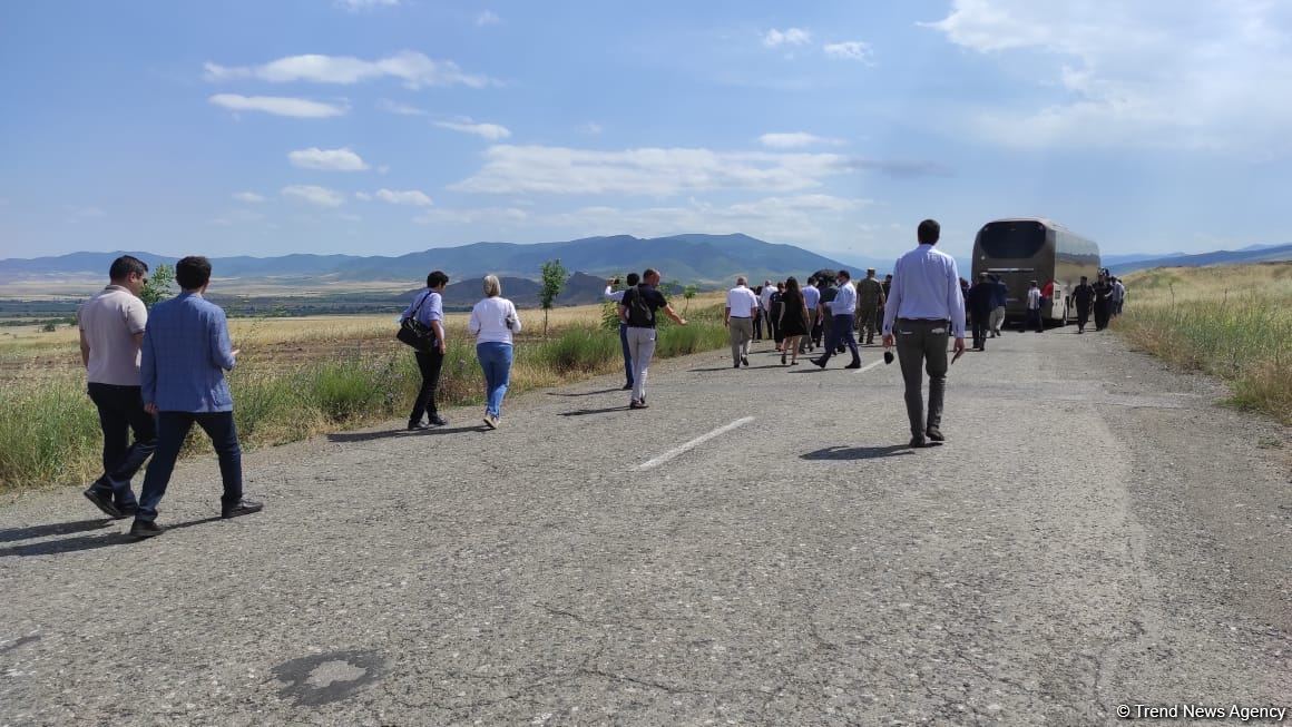 Началась поездка представителей дипломатического корпуса в Агдам (ФОТО)