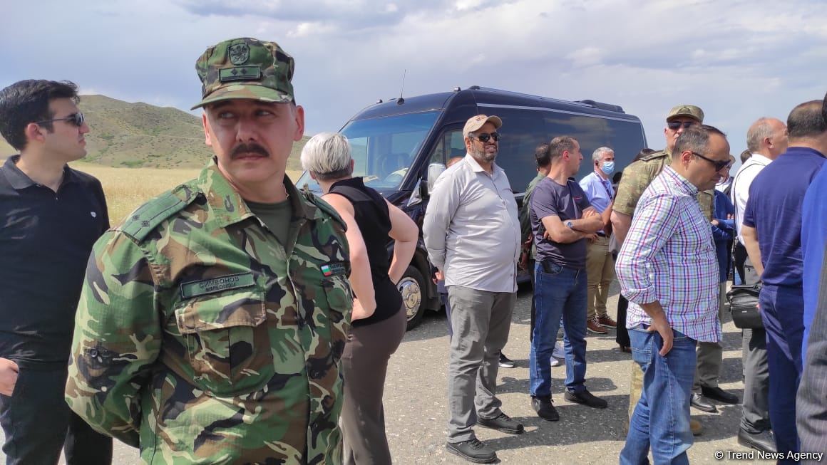 Началась поездка представителей дипломатического корпуса в Агдам (ФОТО)