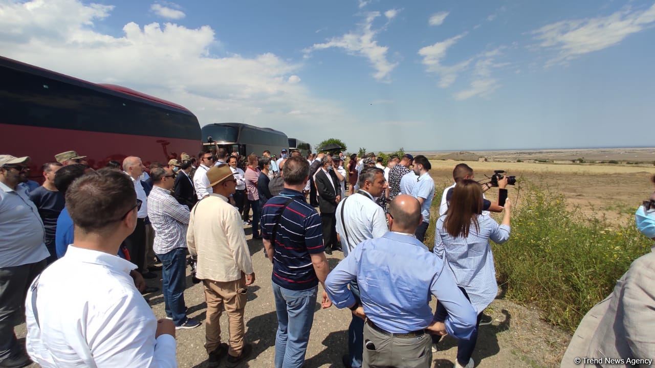 Началась поездка представителей дипломатического корпуса в Агдам (ФОТО)