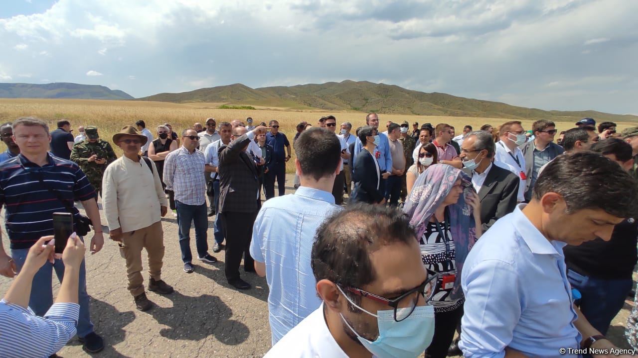 Началась поездка представителей дипломатического корпуса в Агдам (ФОТО)