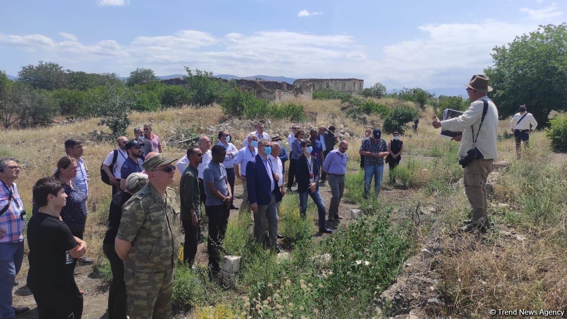 Представители зарубежного дипкорпуса ознакомились с вандализмом, совершенным армянами в Джума-мечети в Агдаме