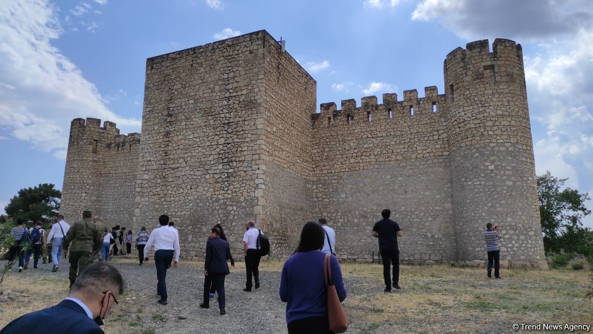 Иностранные дипломаты посетили в Агдаме место будущего Нагорного парка и крепость Шахбулаг (ФОТО)