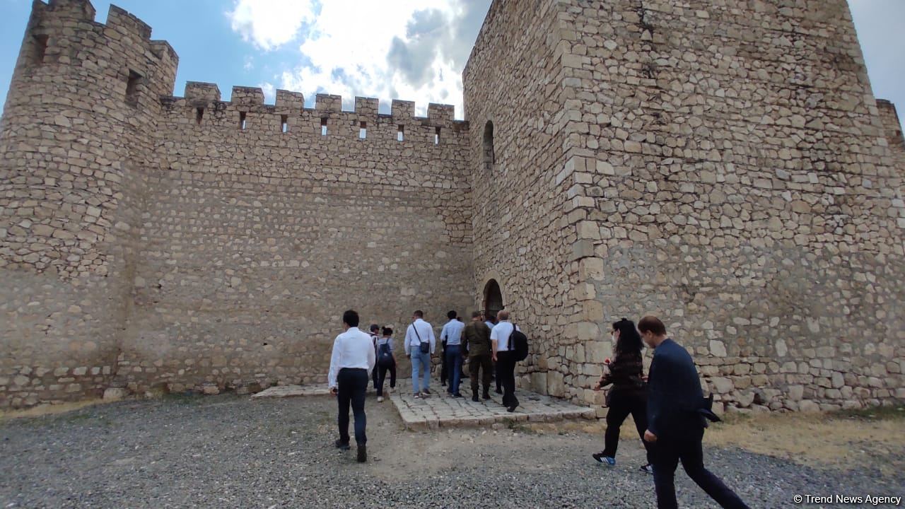 Иностранные дипломаты посетили в Агдаме место будущего Нагорного парка и крепость Шахбулаг (ФОТО)