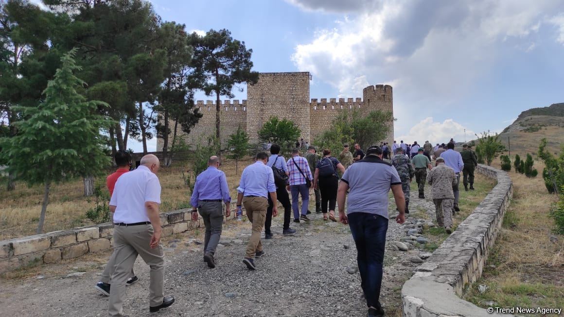 Иностранные дипломаты посетили в Агдаме место будущего Нагорного парка и крепость Шахбулаг (ФОТО)