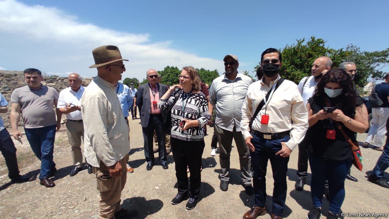 Началась поездка представителей дипломатического корпуса в Агдам (ФОТО)