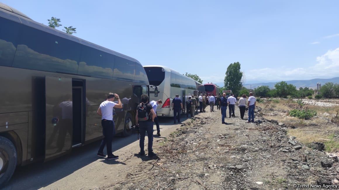 Началась поездка представителей дипломатического корпуса в Агдам (ФОТО)