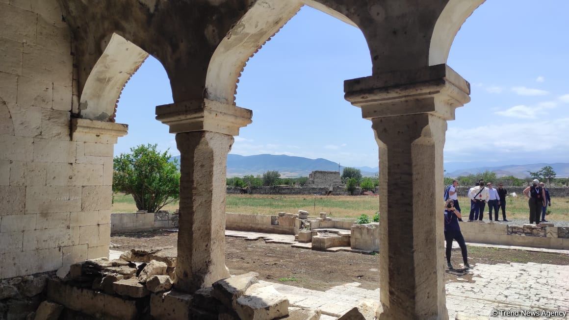 Иностранные дипломаты посетили разрушенный армянами комплекс «Имарет» в Агдаме (ФОТО)