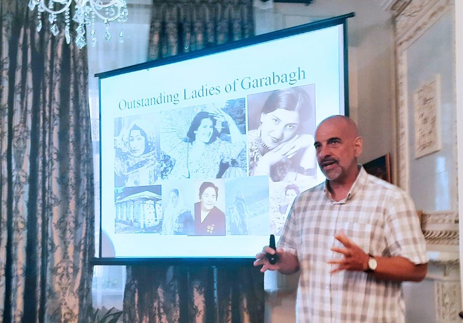 В Баку представлена выставка работ всемирно известного фотографа Резы Дегати об Афганистане (ФОТО)