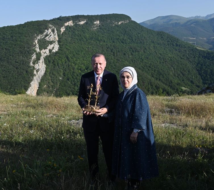 Президенты Ильхам Алиев и Реджеп Тайип Эрдоган с супругами присутствовали на показе композиции "Музыкальное наследие и карабахские кони на Джыдыр дюзю", организованном Фондом Гейдара Алиева (ФОТО/ВИДЕО)