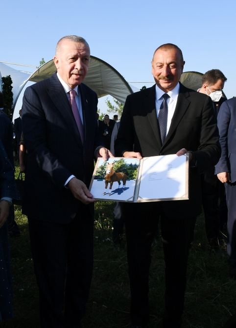 Президенты Ильхам Алиев и Реджеп Тайип Эрдоган с супругами присутствовали на показе композиции "Музыкальное наследие и карабахские кони на Джыдыр дюзю", организованном Фондом Гейдара Алиева (ФОТО/ВИДЕО)