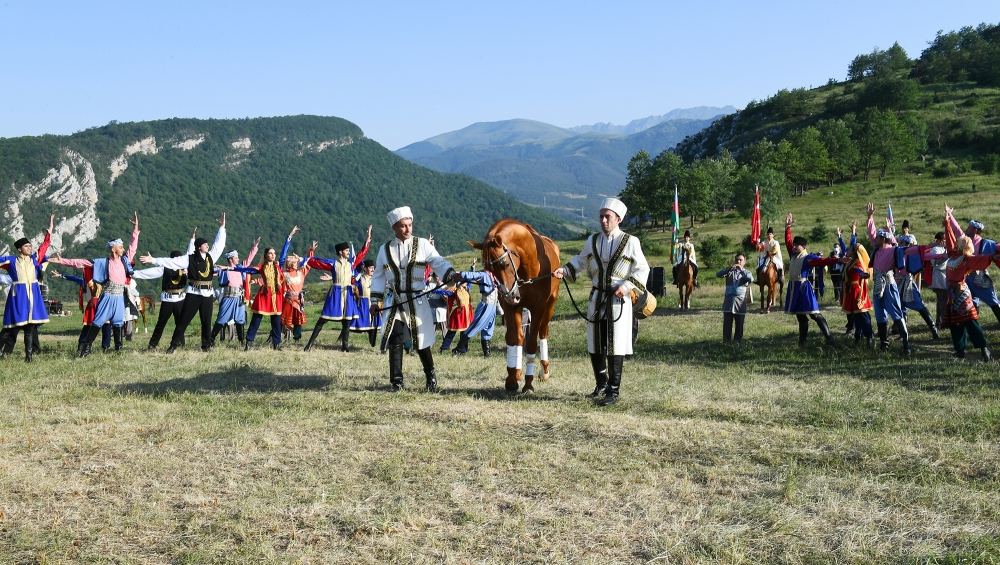 Президенты Ильхам Алиев и Реджеп Тайип Эрдоган с супругами присутствовали на показе композиции "Музыкальное наследие и карабахские кони на Джыдыр дюзю", организованном Фондом Гейдара Алиева (ФОТО/ВИДЕО)