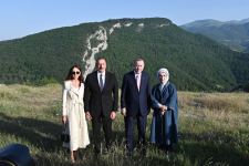 Президенты Ильхам Алиев и Реджеп Тайип Эрдоган с супругами присутствовали на показе композиции "Музыкальное наследие и карабахские кони на Джыдыр дюзю", организованном Фондом Гейдара Алиева (ФОТО/ВИДЕО)