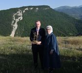 Президенты Ильхам Алиев и Реджеп Тайип Эрдоган с супругами присутствовали на показе композиции "Музыкальное наследие и карабахские кони на Джыдыр дюзю", организованном Фондом Гейдара Алиева (ФОТО/ВИДЕО)