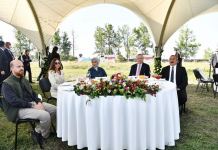 Президенты Ильхам Алиев и Реджеп Тайип Эрдоган с супругами присутствовали на показе композиции "Музыкальное наследие и карабахские кони на Джыдыр дюзю", организованном Фондом Гейдара Алиева (ФОТО/ВИДЕО)