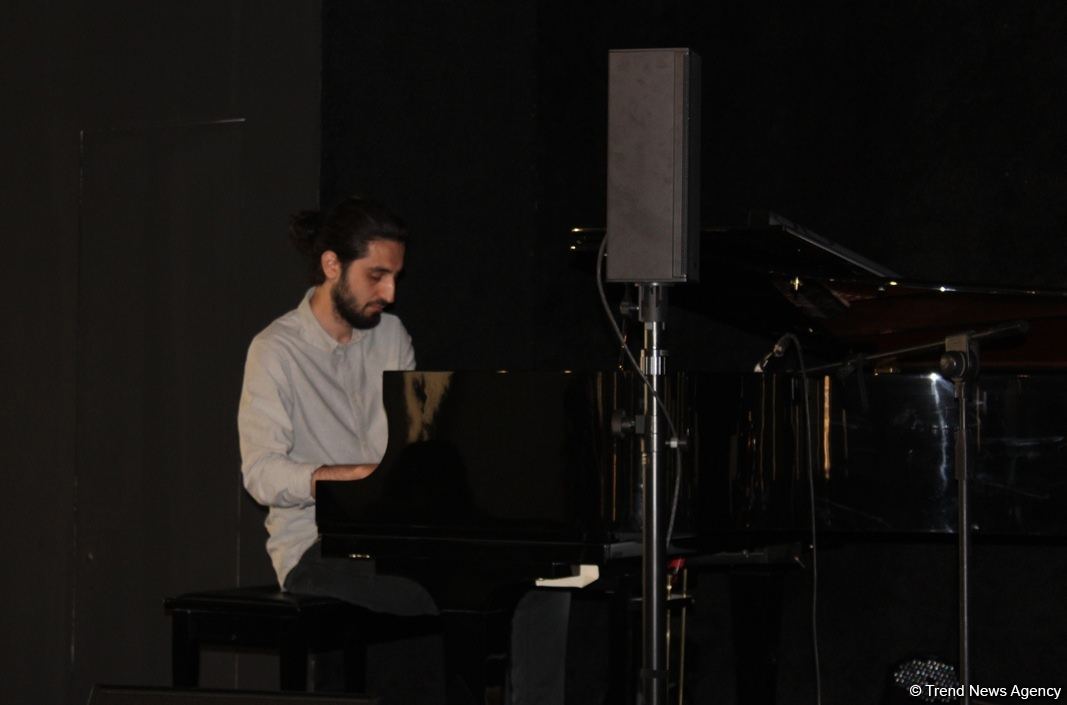 Планета Исфара Сарабского в Баку (ФОТО/ВИДЕО)