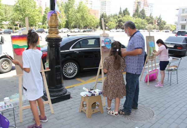 На тротуаре одной из бакинских улиц появился вернисаж (ФОТО)