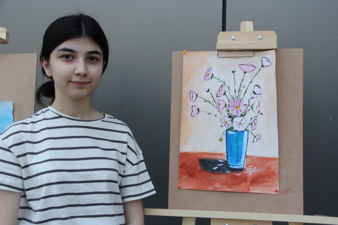 На тротуаре одной из бакинских улиц появился вернисаж (ФОТО)