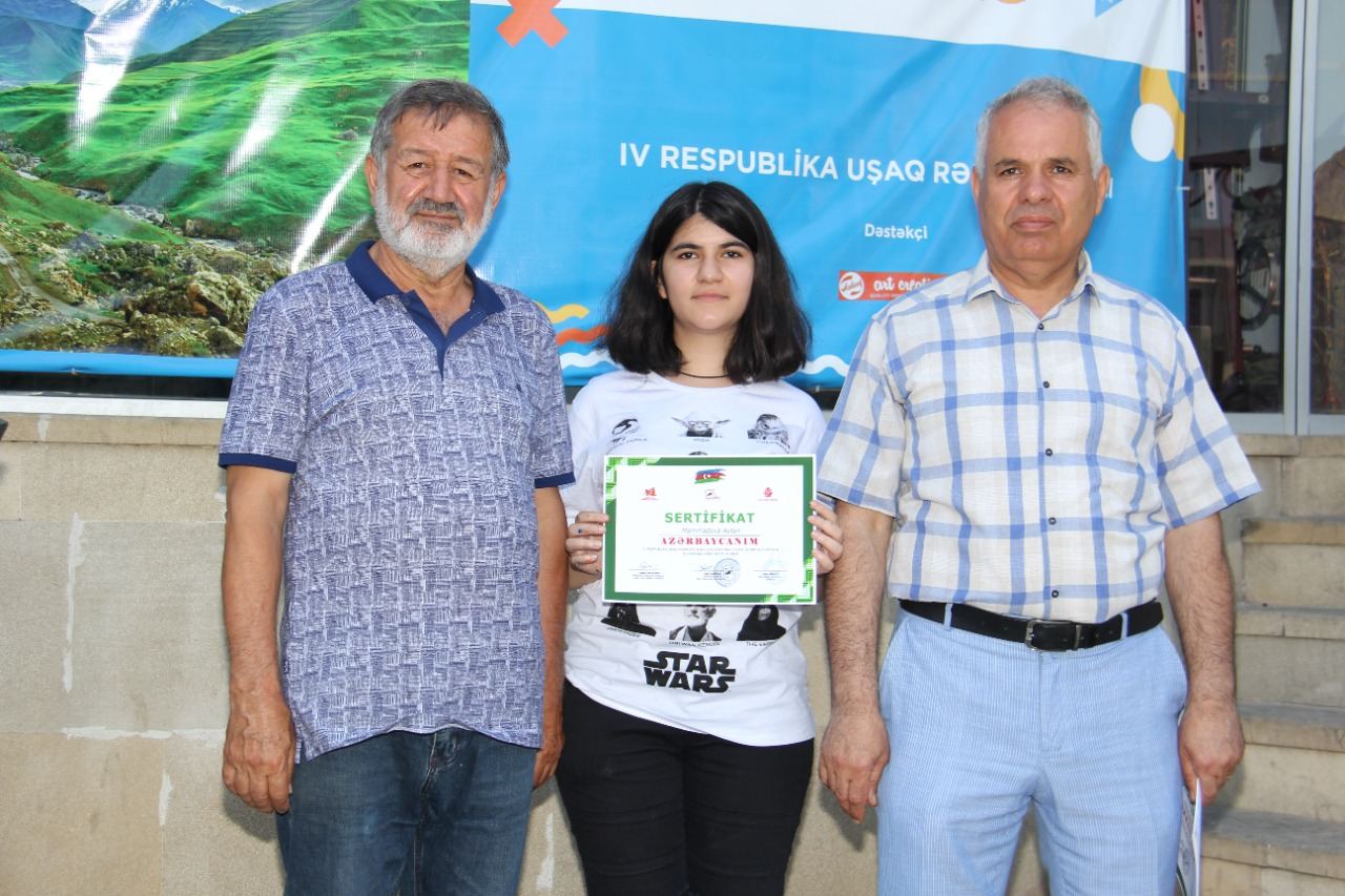 На тротуаре одной из бакинских улиц появился вернисаж (ФОТО)