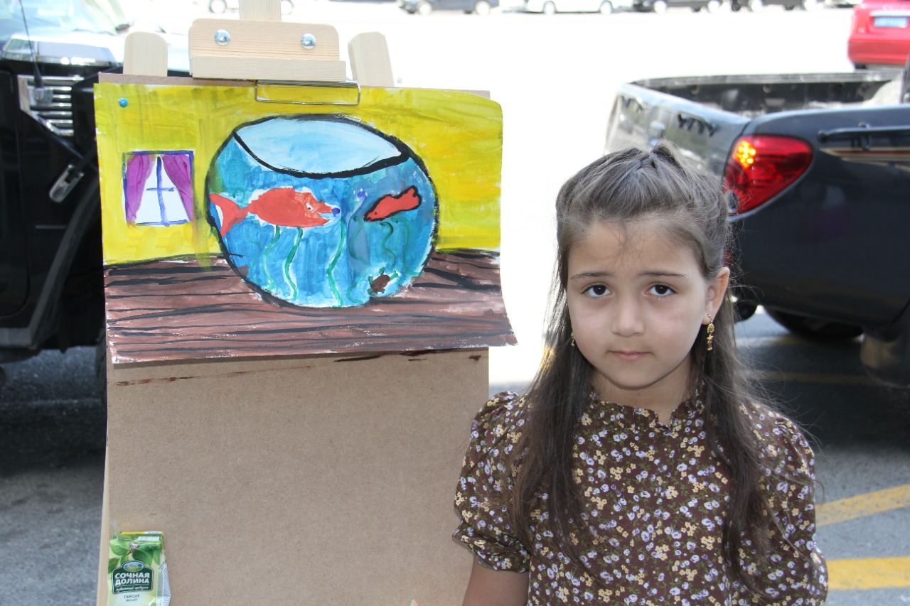 На тротуаре одной из бакинских улиц появился вернисаж (ФОТО)