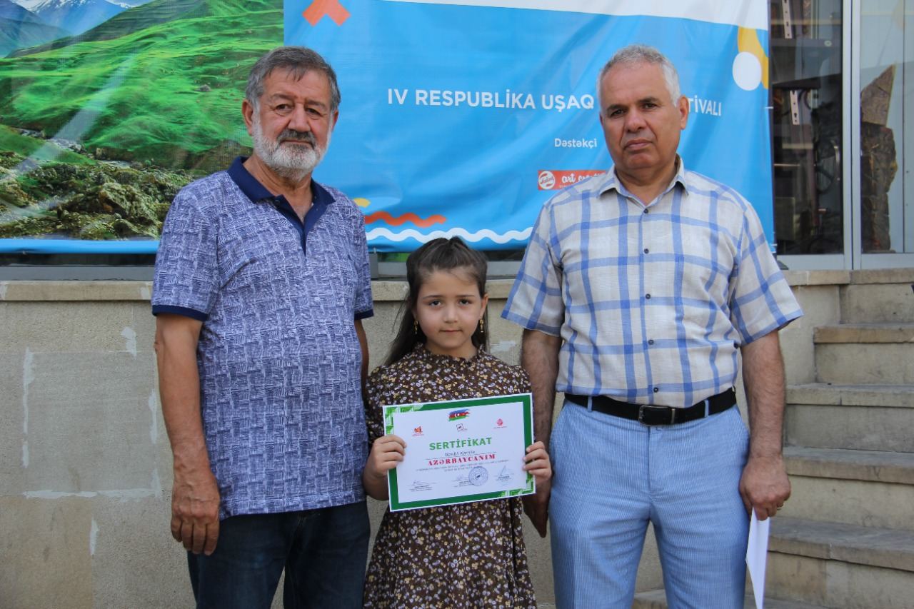 На тротуаре одной из бакинских улиц появился вернисаж (ФОТО)