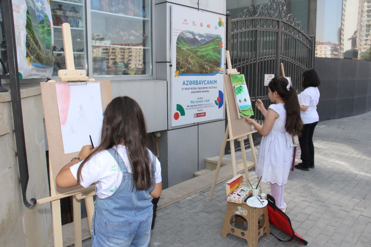 На тротуаре одной из бакинских улиц появился вернисаж (ФОТО)