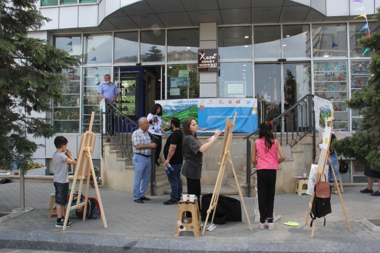 На тротуаре одной из бакинских улиц появился вернисаж (ФОТО)